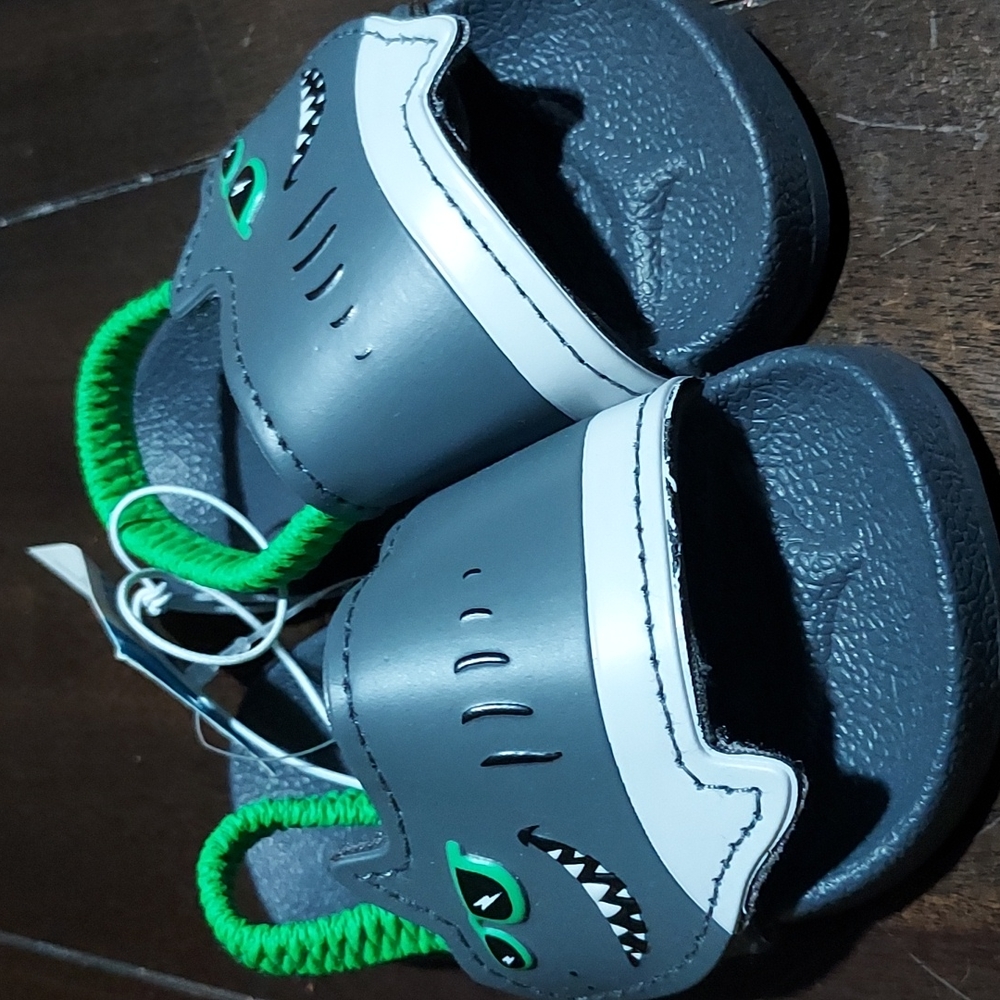 🤎2/$10 or 5/$20 Swiggles Shark Sandals NWT size 5